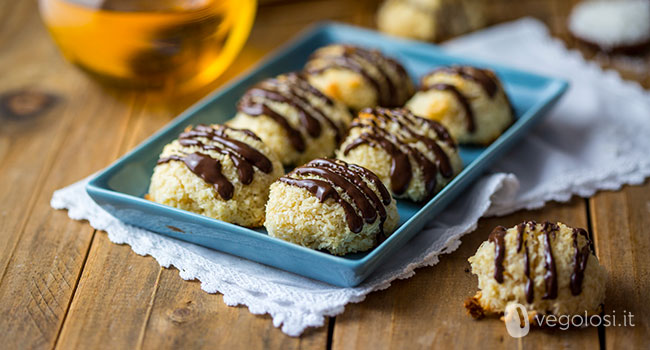 Bonbon al cocco, cioccolato e aquafaba