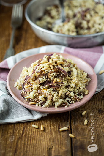 Cous cous di cavolfiore con cipolle, uvette e pinoli