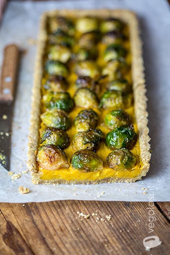 Crostata salata vegan ai cavoletti di Bruxelles e crema di batate