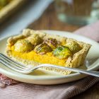 Crostata salata vegan ai cavoletti di Bruxelles e crema di batate