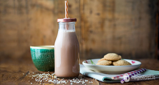 Latte di sesamo fatto in casa al cacao