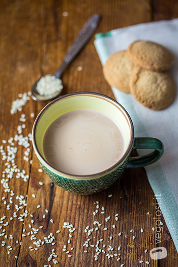 Latte di sesamo fatto in casa al cacao