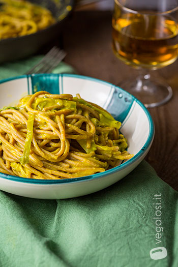 Spaghetti di farro con porri e crema di ceci allo zafferano