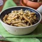 Pasta al pesto di rosmarino e semi di girasole