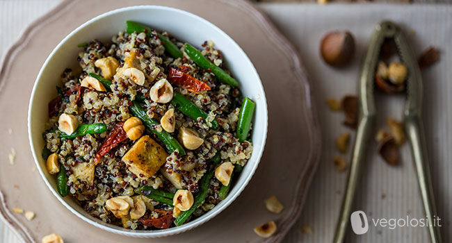 Quinoa tricolore con tofu, fagiolini e nocciole