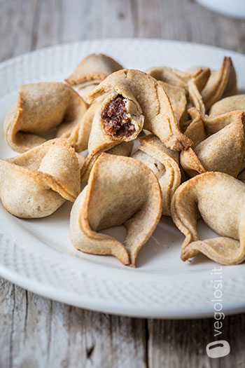 Ravioli dolci ripieni di datteri e frutti rossi