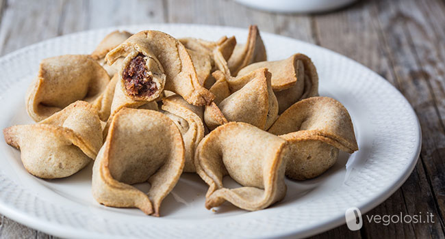 Ravioli dolci ripieni di datteri e frutti rossi