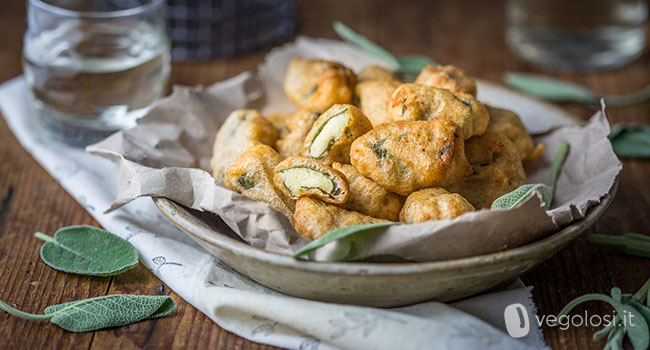 Involtini di salvia fritti ripieni di crema alle patate