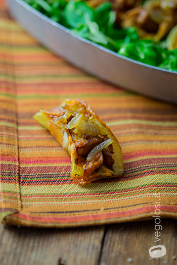 Tacos di patate ripieni di ceci, seitan e cipolle caramellate