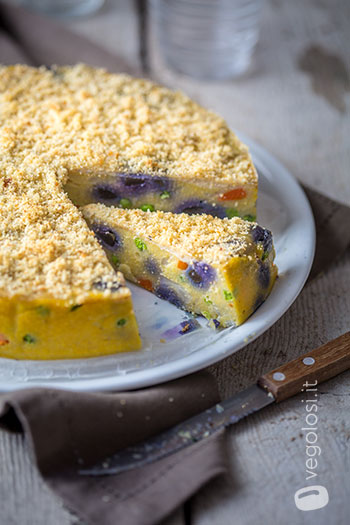 Torta di polenta salata con verdure miste