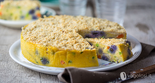 Torta di polenta salata con verdure miste