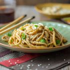 Udon con salsa alle arachidi e semi di sesamo