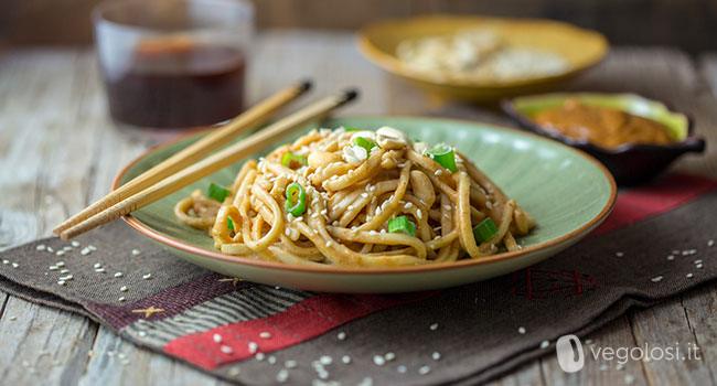 Udon con salsa alle arachidi e semi di sesamo