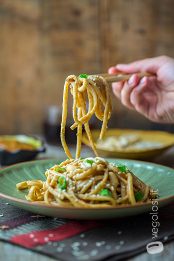 Udon con salsa alle arachidi e semi di sesamo