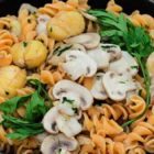 fusilli di lenticchie rosse con funghi champignon e castagne