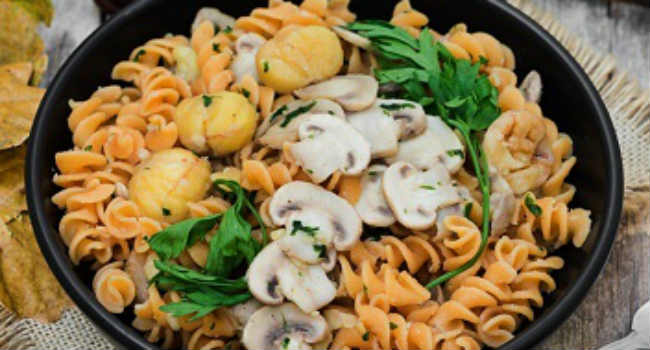 fusilli di lenticchie rosse con funghi champignon e castagne