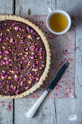 Crostata vegana al cioccolato e lamponi con petali di rose