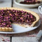 Crostata vegana al cioccolato e lamponi con petali di rose