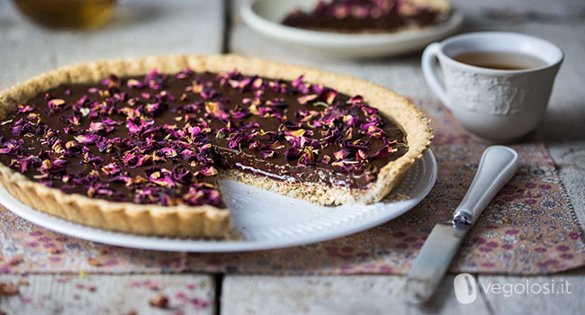 Crostata vegana al cioccolato e lamponi con petali di rose