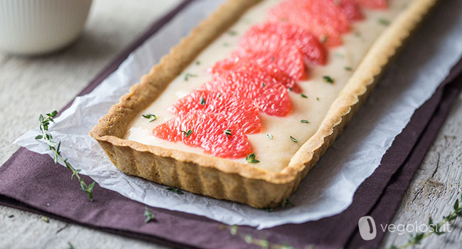 Crostata al pompelmo con crema al timo e bacche di ginepro