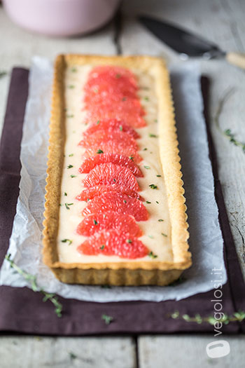 Crostata al pompelmo con crema al timo e bacche di ginepro