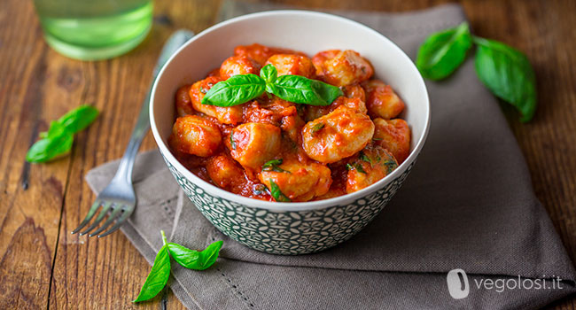 Gnocchi senza uova al sugo di pomodoro