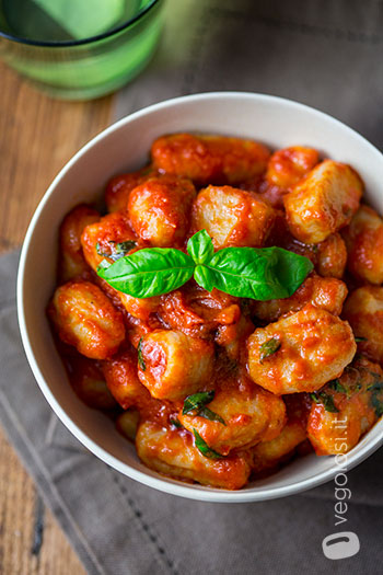 Gnocchi senza uova al sugo di pomodoro