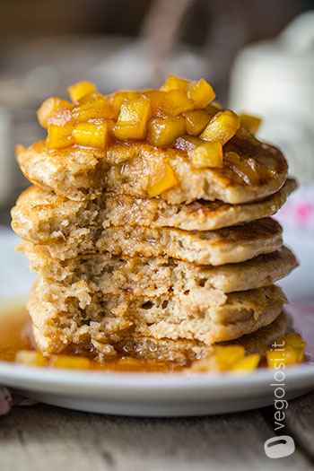 Pancakes all'aquafaba con mele caramellate alla cannella