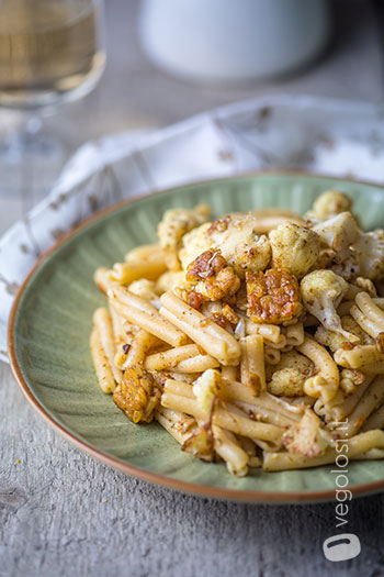 Pasta integrale con cavolfiore e tempeh speziati