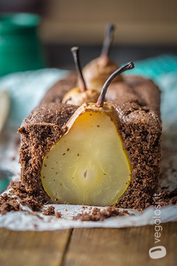 Plumcake vegano al cacao e mandorle armelline con pere intere
