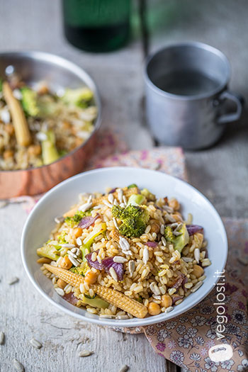 Riso semintegrale saltato con broccoli, pannocchiette e ceci