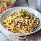 Riso semintegrale saltato con broccoli, pannocchiette e ceci