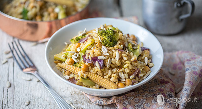 Riso semintegrale saltato con broccoli, pannocchiette e ceci