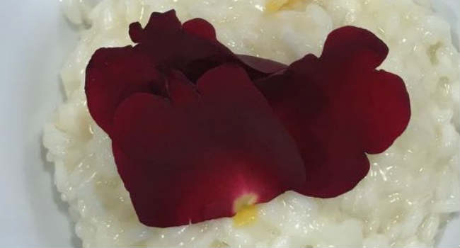 risotto-con-zest-di-pompelmo-rosa-e-petali-di-rosa-rossa