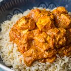 Tofu tikka masala con riso basmati integrale