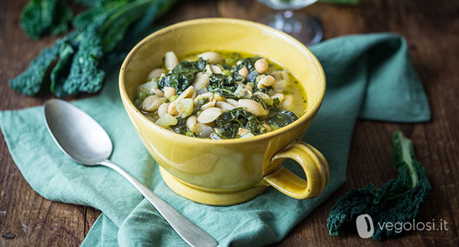 Minestra di cavolo nero e legumi misti