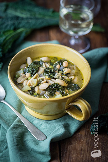 Minestra di cavolo nero e legumi misti