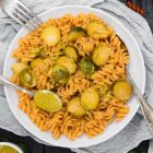 Fusilli di lenticchie rosse con cavoletti di Bruxelles al mandarino