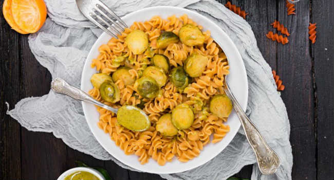 Fusilli di lenticchie rosse con cavoletti di Bruxelles al mandarino