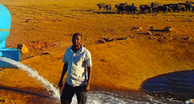 Agricoltore keniota porta l'acqua agli animali