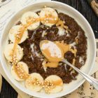 Porridge vegan alla banana e burro di arachidi