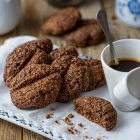 Biscotti vegan a forma di chicco di caffè