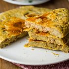 Frittata di ceci con pane e pesto di basilico vegan