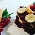pancake vegani con salsa al cioccolato e banane