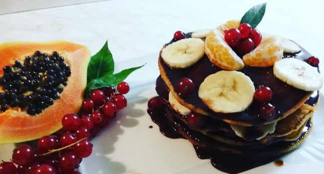 pancake vegani con salsa al cioccolato e banane