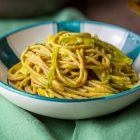 Spaghetti di farro con porri e crema di ceci allo zafferano