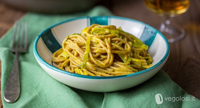 Spaghetti di farro con porri e crema di ceci allo zafferano