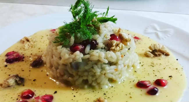 risotto vegano con finocchi, noci e uvetta