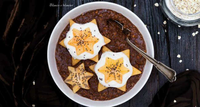 Porridge al maca e carrube con yogurt e cachi