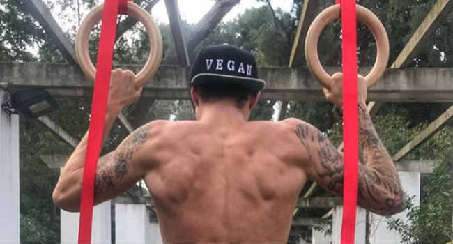 atleta vegano muscoli